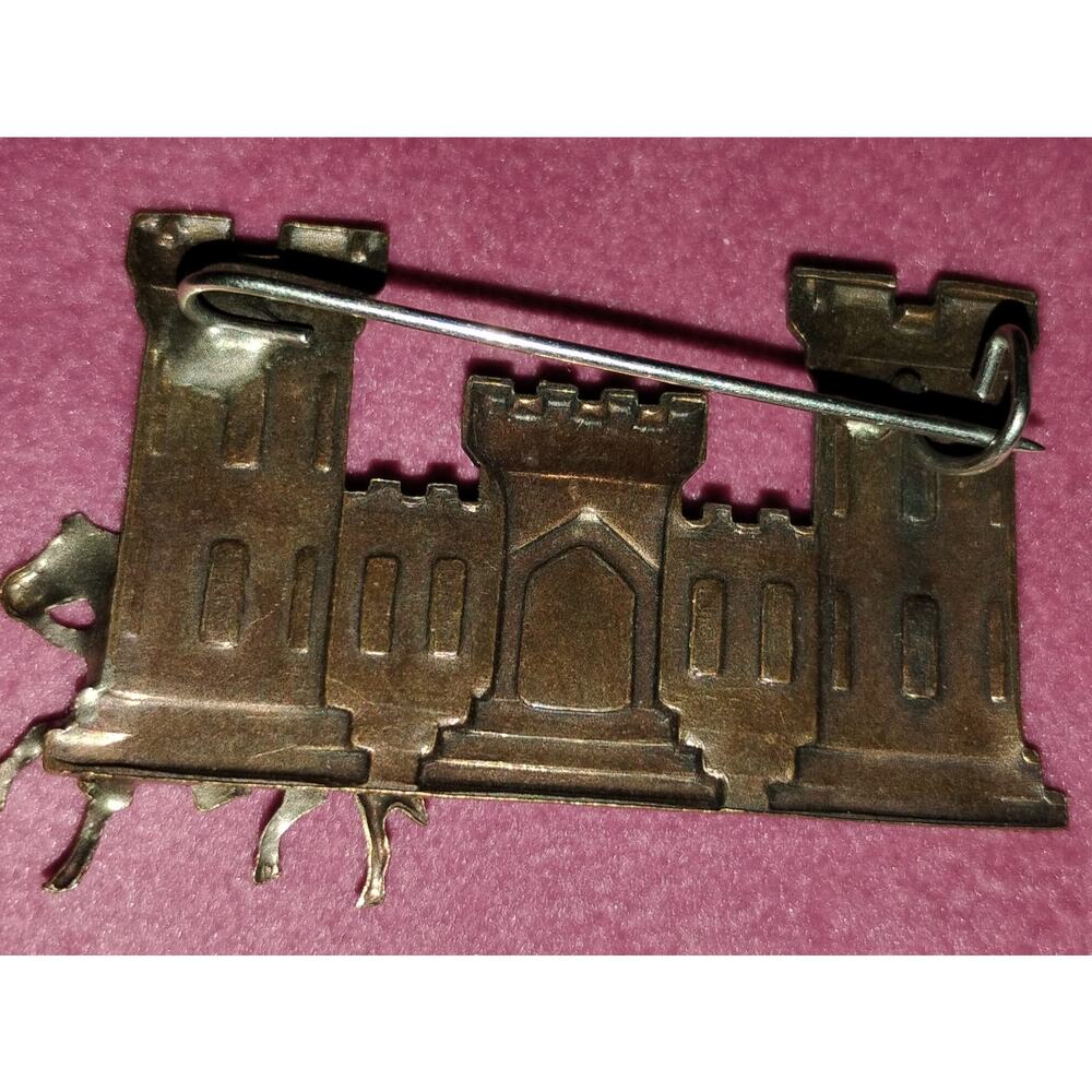 Vintage 1950s Medieval Castle & Knight on Horse Brass Tone Figural Brooch Pin - Picture 2 of 3